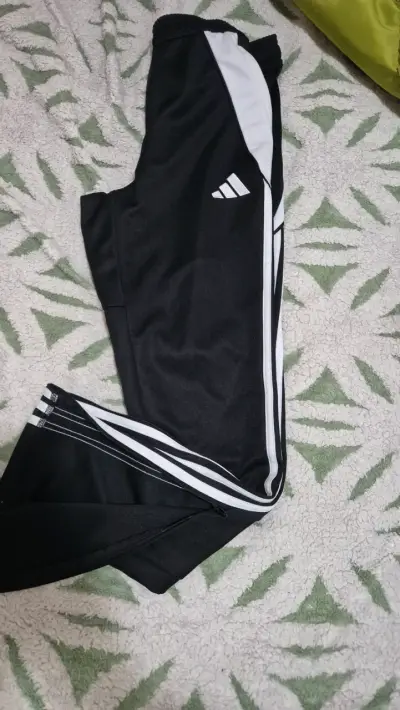 Pantalones deportivos negros Adidas con franjas blancas - miniatura 1