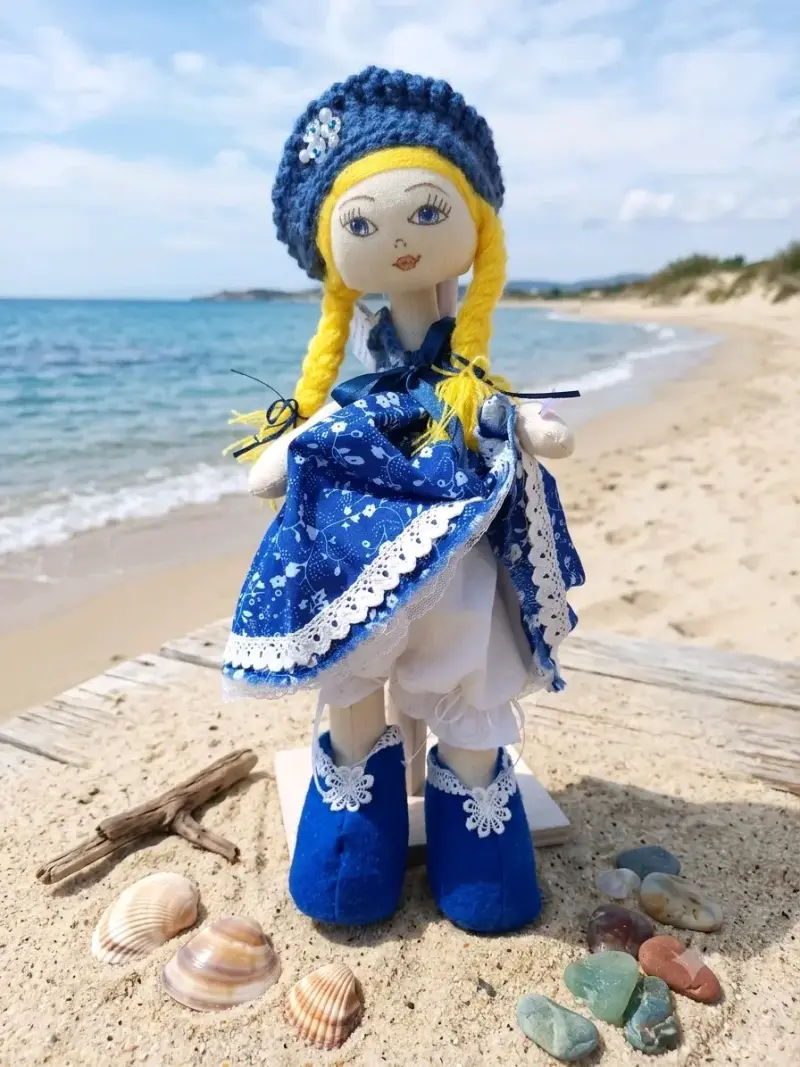 Muñeca de tela artesanal con vestido colorido - 2