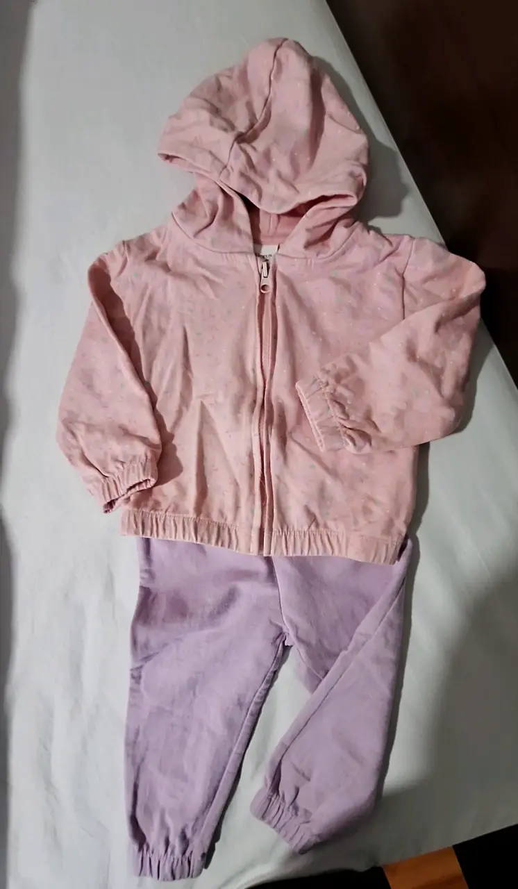Conjunto de bebé rosado con capucha