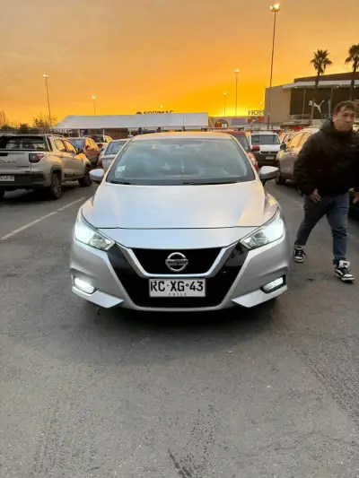 Nissan Versa 2021 en buen estado - miniatura 1