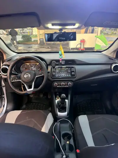 Nissan Versa 2021 en buen estado - miniatura 3