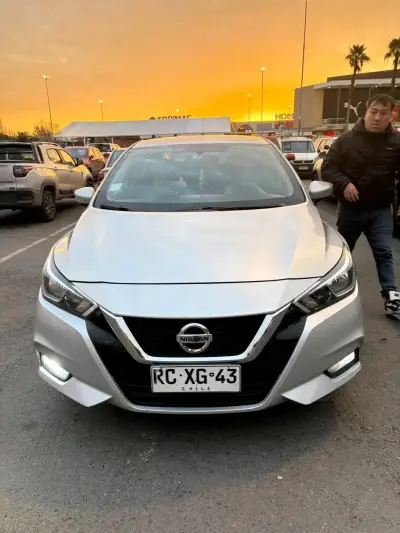 Nissan Versa 2021 en buen estado - miniatura 5