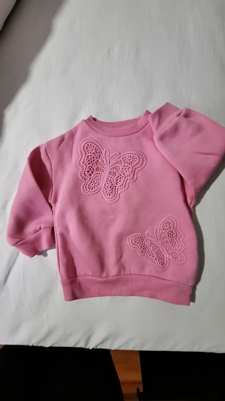 Polerón rosado para niña con diseño de mariposas