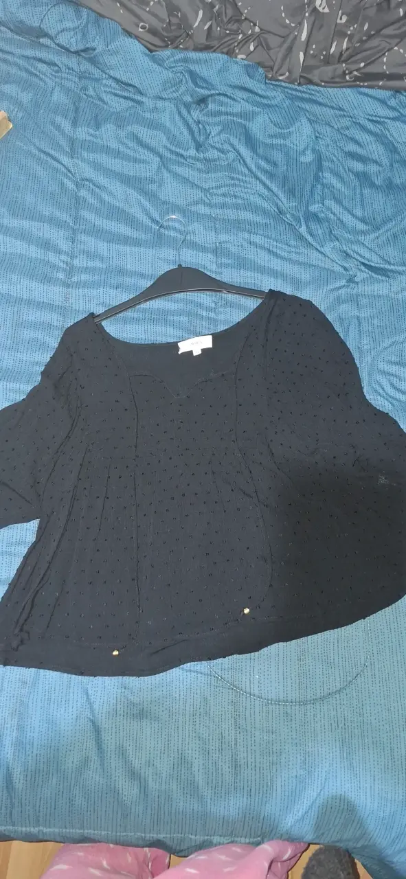 Blusa negra de manga larga con textura