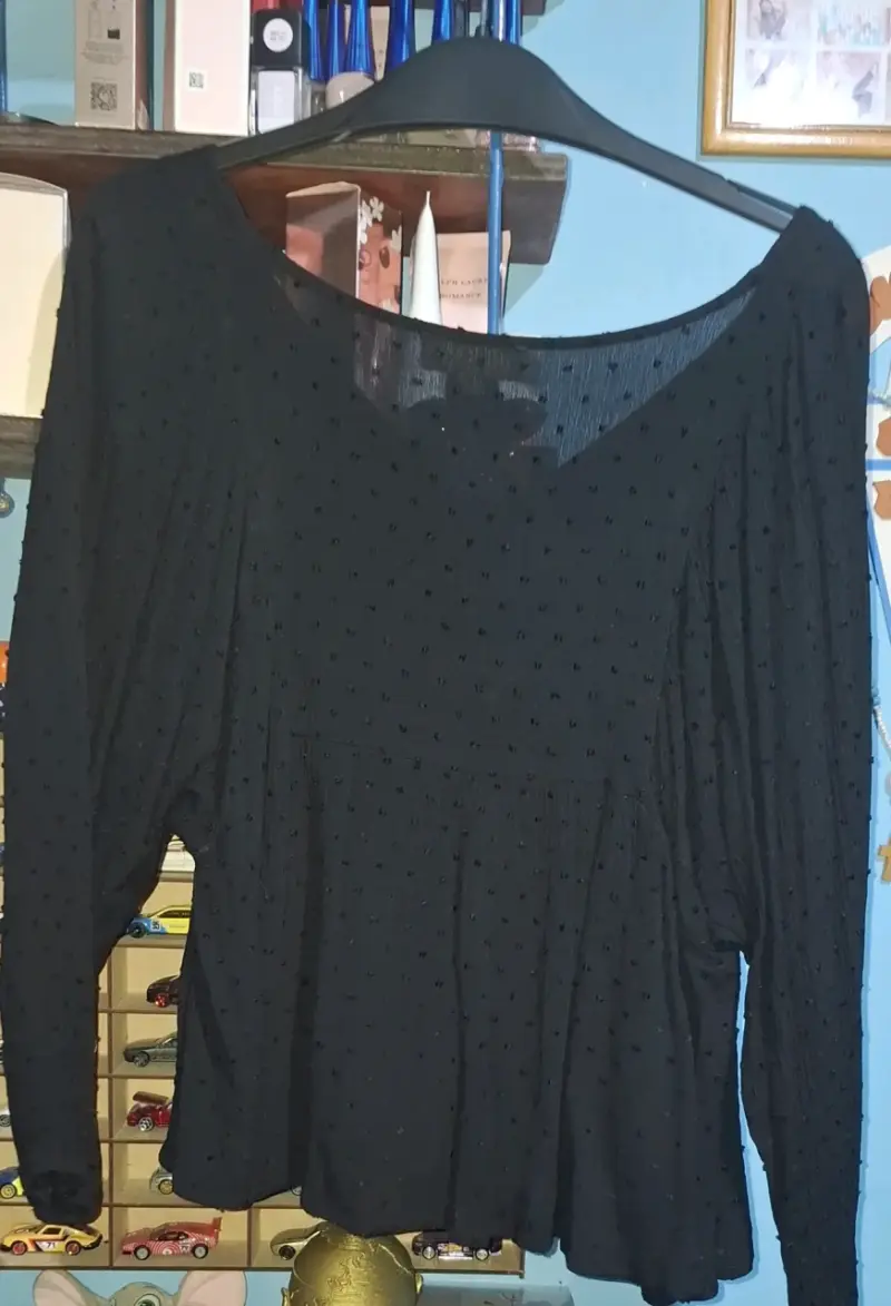 Blusa negra de manga larga con textura - 2