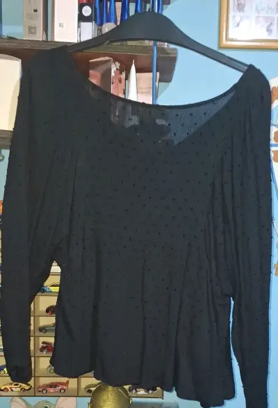 Blusa negra de manga larga con textura - miniatura 2