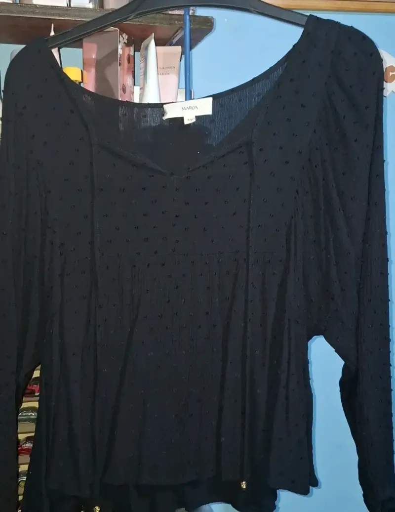Blusa negra de manga larga con textura - 3