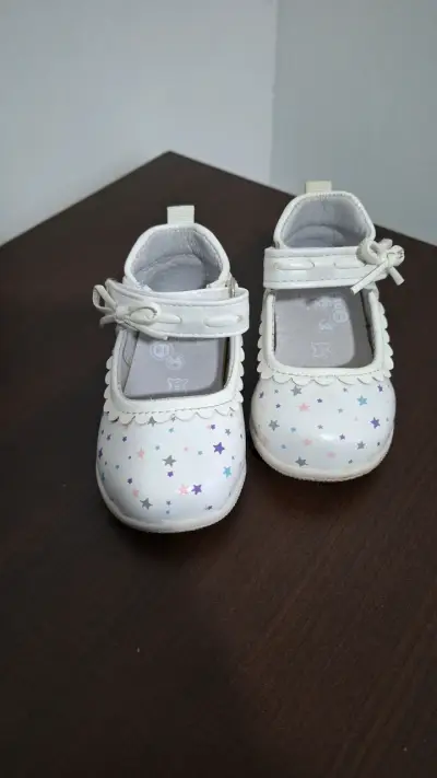 Zapatos de bebé blancos con estrellas - miniatura 1