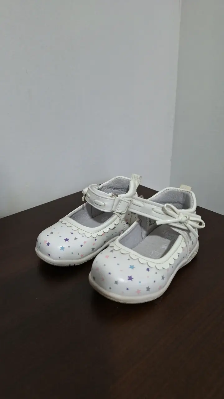 Zapatos de bebé blancos con estrellas - 2