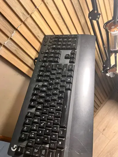 Teclado mecánico Logitech G negro con reposamuñeca - miniatura 1
