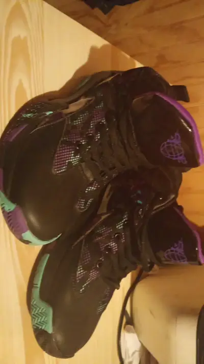 Zapatillas de baloncesto negras y moradas talla 41 - miniatura 1