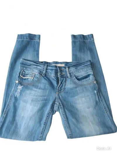 Jeans de mezclilla azul claro desgastado para muje - miniatura 1