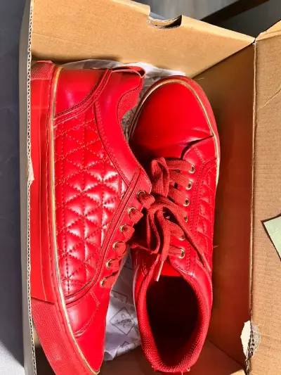 Zapatillas rojas Guess para hombre - miniatura 1