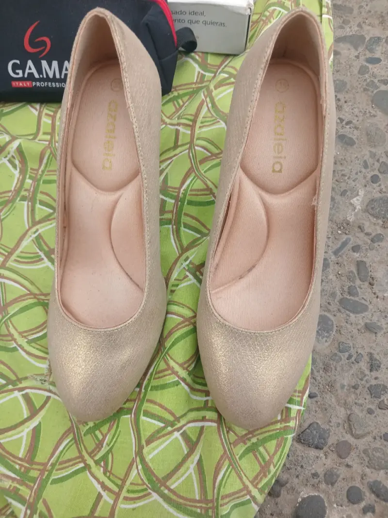 Zapatos planos dorados Azaleia para mujer