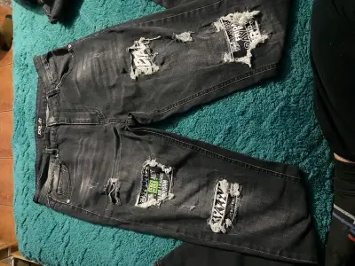 Jeans rasgados de mezclilla para hombre - miniatura 5