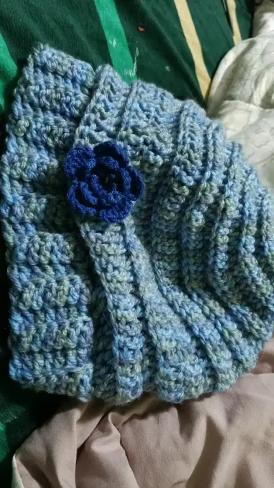 Gorros tejidos a crochet en colores vibrantes - miniatura 1