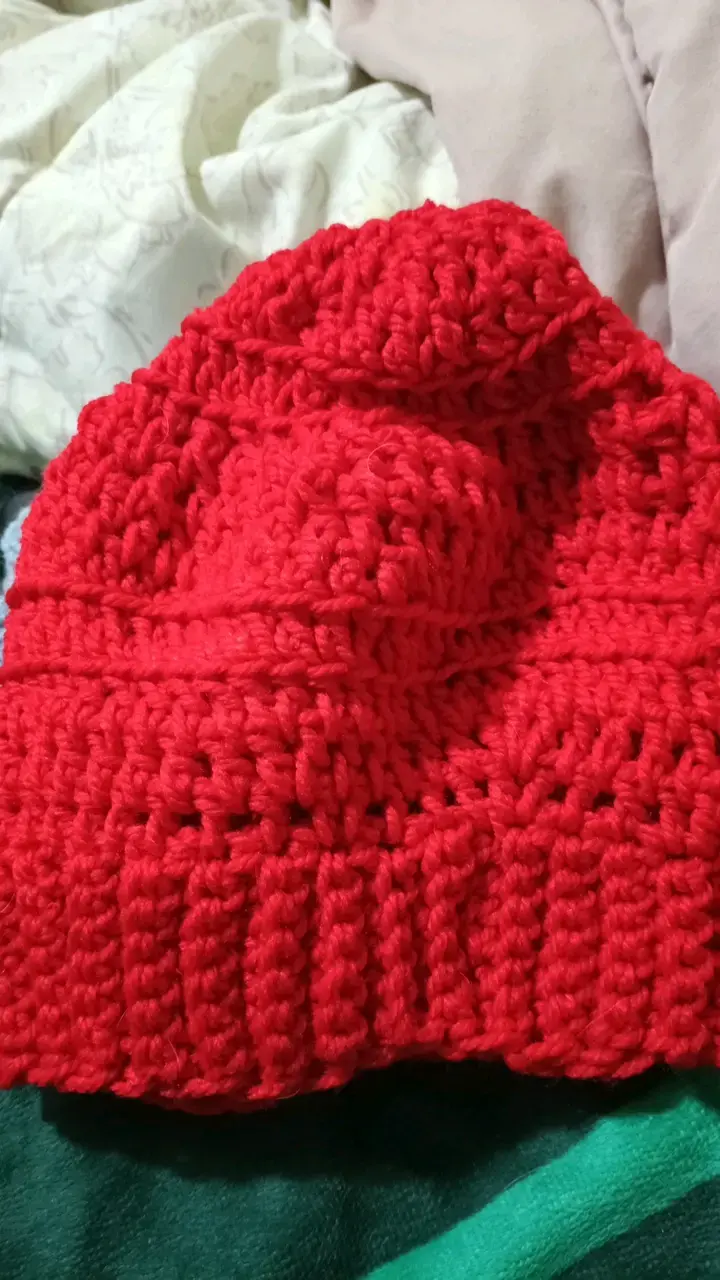 Gorros tejidos a crochet en colores vibrantes - 2