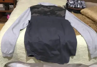Chaqueta con capucha y mangas grises - miniatura 1
