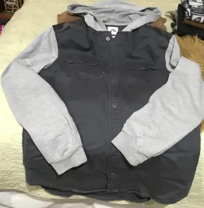 Chaqueta con capucha y mangas grises - miniatura 2