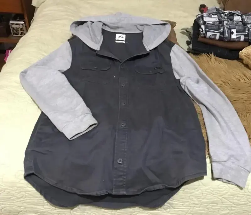 Chaqueta con capucha y mangas grises - 3