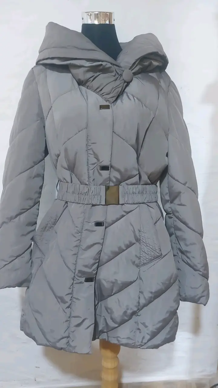 Parka acolchado gris con cinturón . - 2