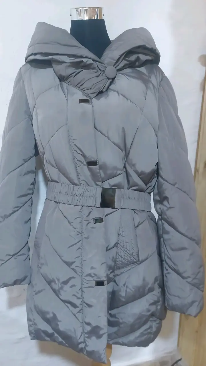 Parka acolchado gris con cinturón . - 3