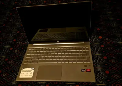 Laptop HP con procesador AMD Ryzen y pantalla gran - miniatura 1