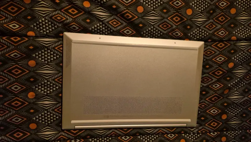 Laptop HP con procesador AMD Ryzen y pantalla gran - 4