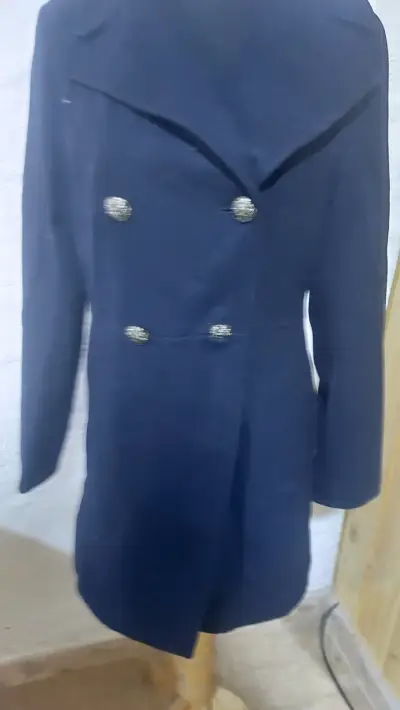 Abrigo azul marino con botones decorativos - miniatura 2