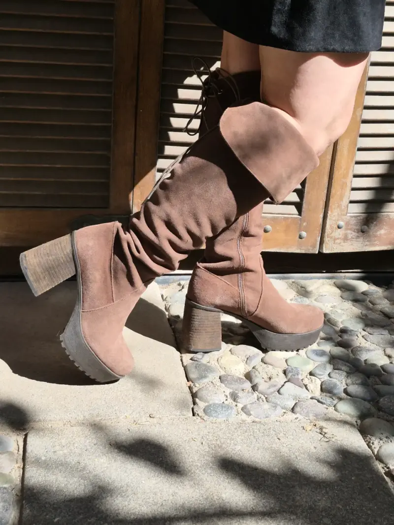 Botas altas de gamuza marrón con tacón grueso - 1
