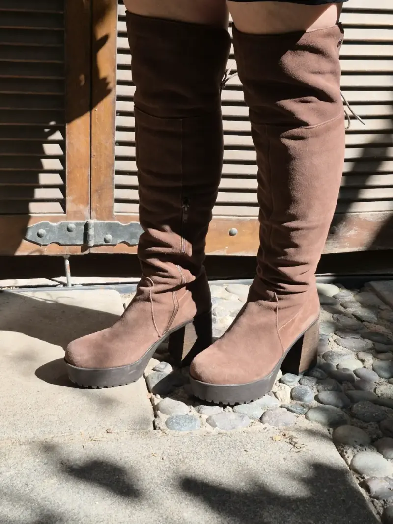 Botas altas de gamuza marrón con tacón grueso - 2