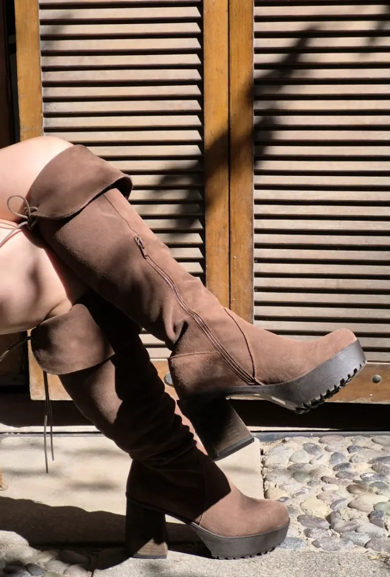 Botas altas de gamuza marrón con tacón grueso - 5