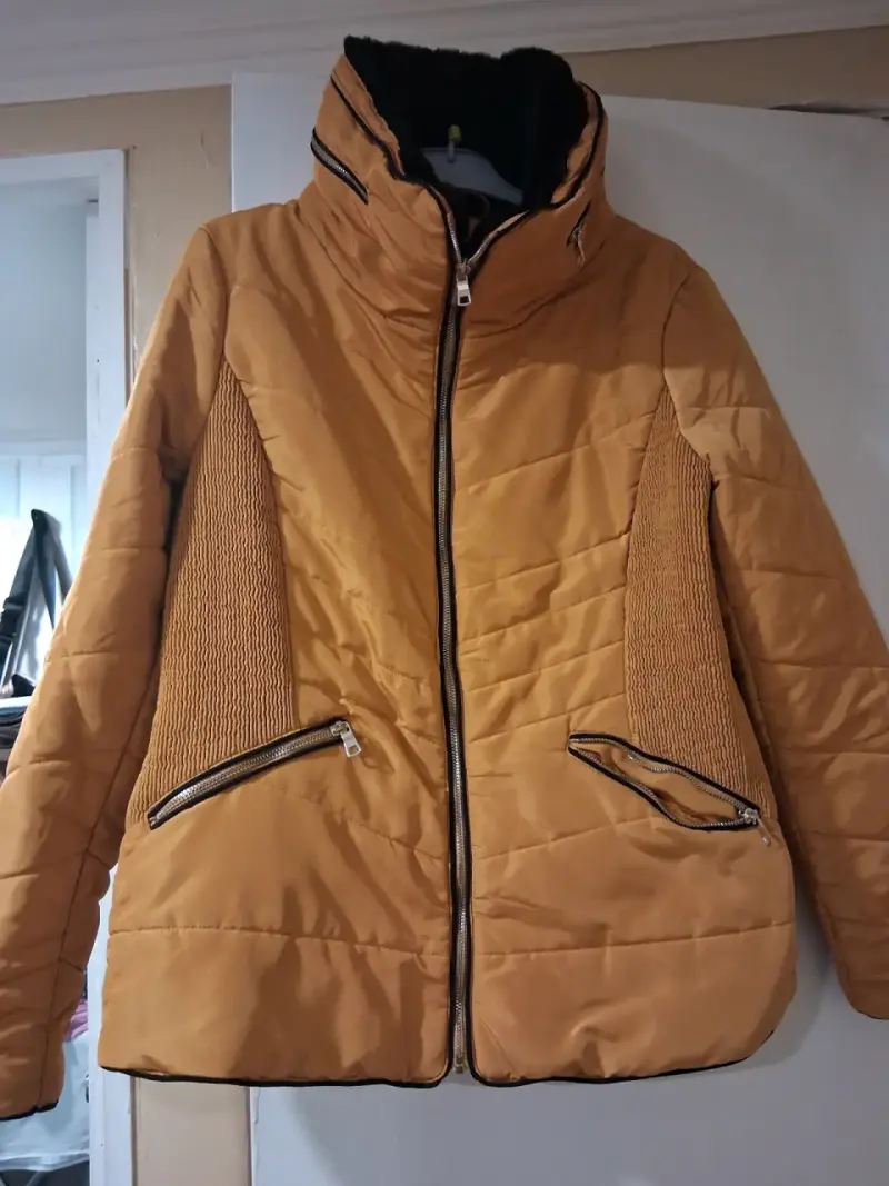 Chaqueta acolchada para mujer color mostaza