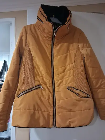 Chaqueta acolchada para mujer color mostaza - miniatura 1
