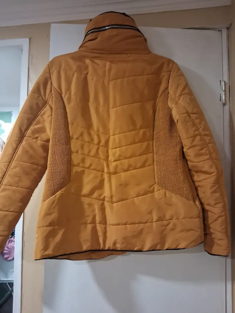 Chaqueta acolchada para mujer color mostaza - 2