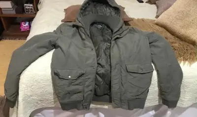 Chaqueta de invierno con capucha verde oliva - miniatura 2