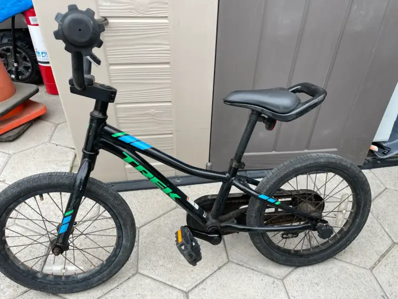 Bicicleta infantil Trek negra con detalles azules