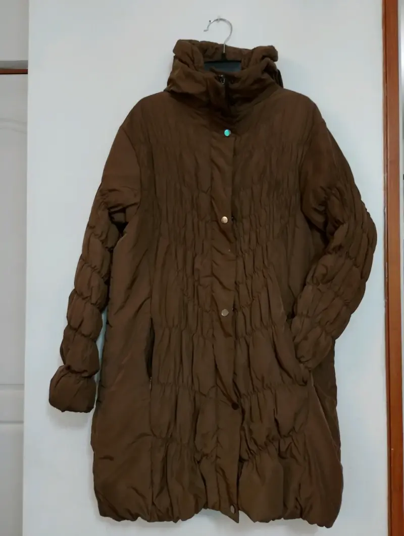 Abrigo largo acolchado marrón para mujer - 1