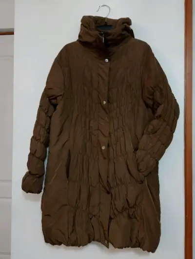 Abrigo largo acolchado marrón para mujer - miniatura 2