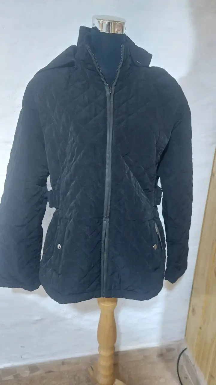Chaqueta acolchada negra para mujer - 2