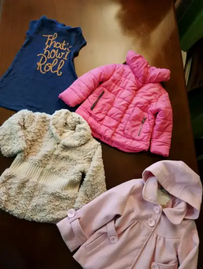 Lote de ropa infantil con chaquetas y polera - miniatura 1