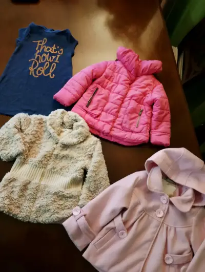 Lote de ropa infantil con chaquetas y polera - miniatura 2