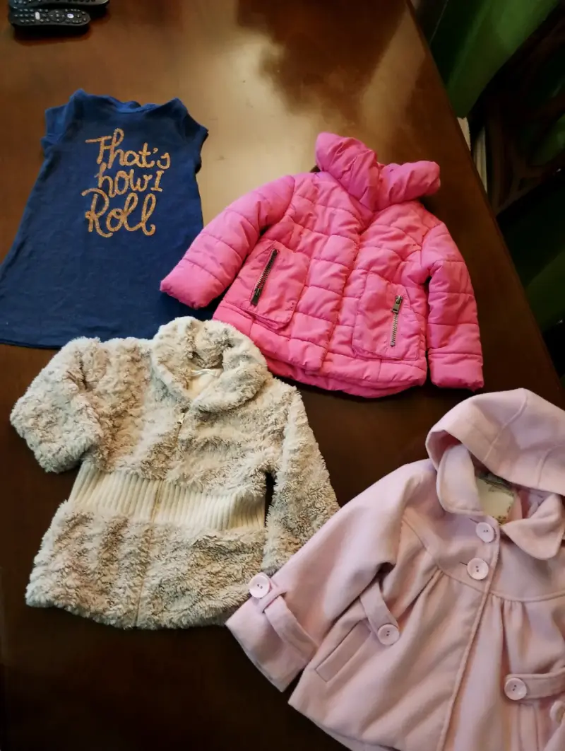 Lote de ropa infantil con chaquetas y polera - 3