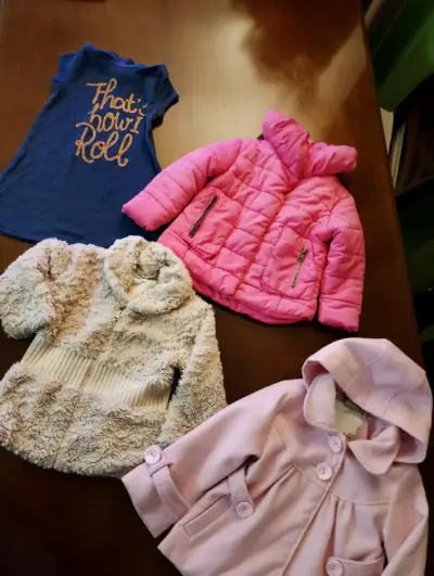 Lote de ropa infantil con chaquetas y polera - miniatura 4