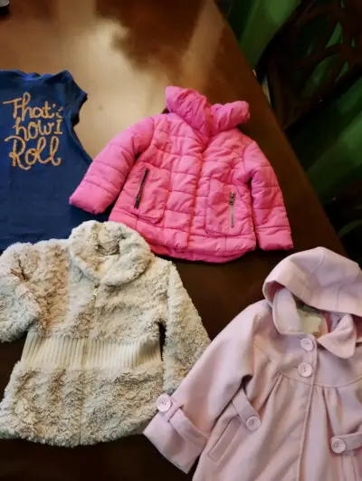 Lote de ropa infantil con chaquetas y polera - miniatura 5