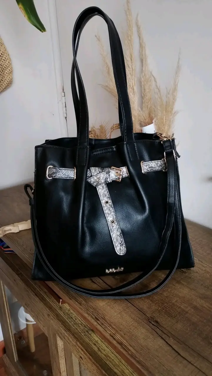 Bolso de cuero negro con detalles en hebilla