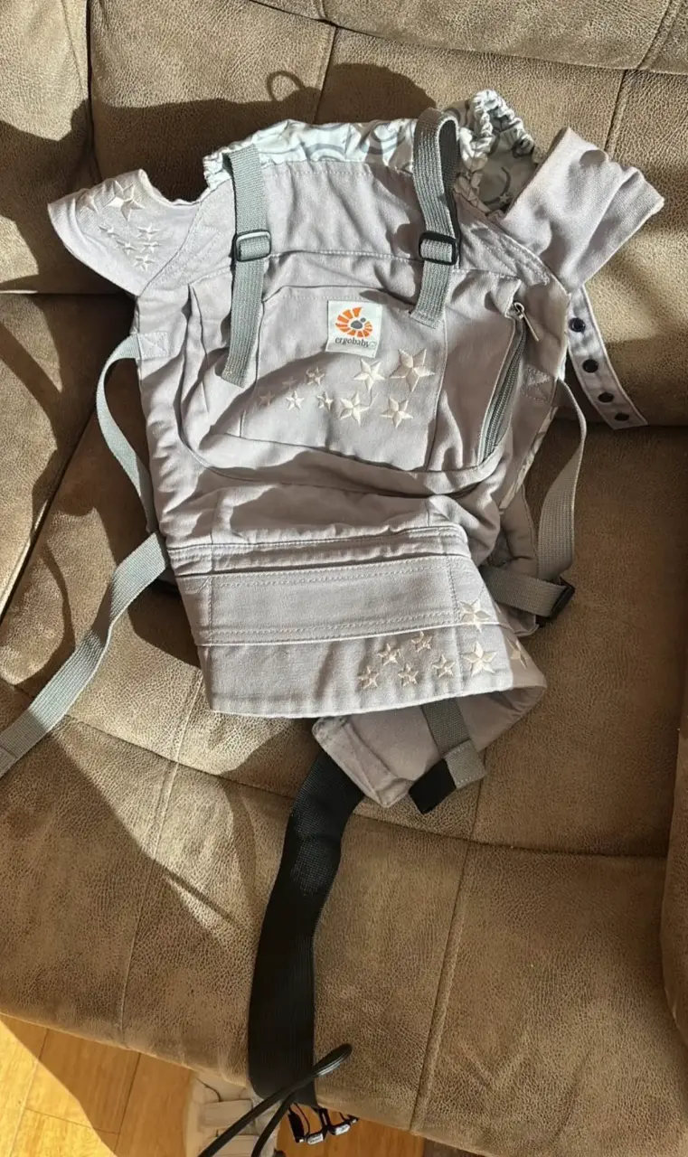 Mochila portabebés Ergobaby gris con estrellas