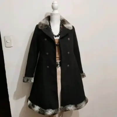 Abrigo negro con detalles de piel sintética - miniatura 1