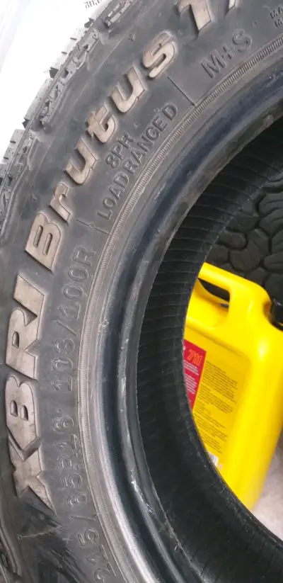 Neumáticos XBRI Brutus 215/65R16 usados - miniatura 1