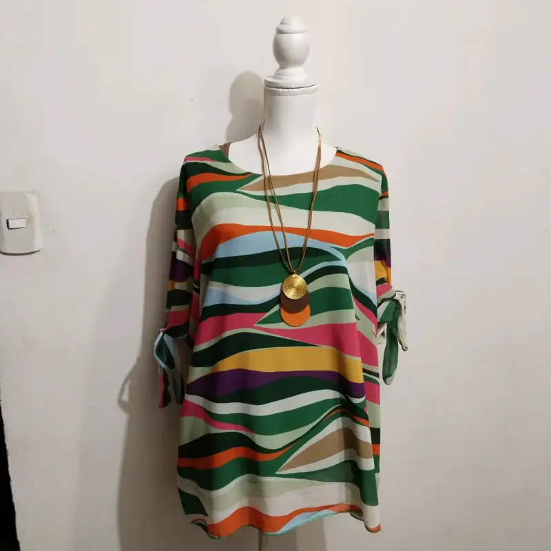 Blusa estampada de mujer en tonos vivos - 2